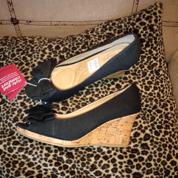 NWT ( sz.8 ) Dexflex Black Peep Toe Bowed Wedges - Picture 4 of 6